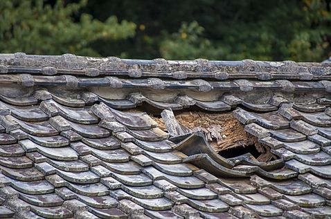 和瓦の壊れ